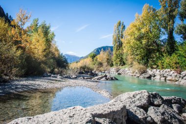 Castellane kayalarda Nehri