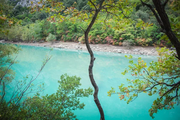 Blauer Fluss und herbstliche Bäume — Stockfoto