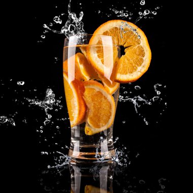 Turuncu meyve ve Splashing su, içecek