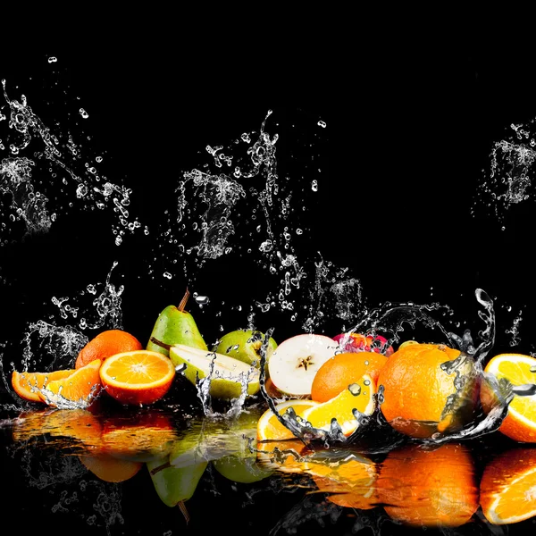 Frutas de laranja e água salpicante — Fotografia de Stock