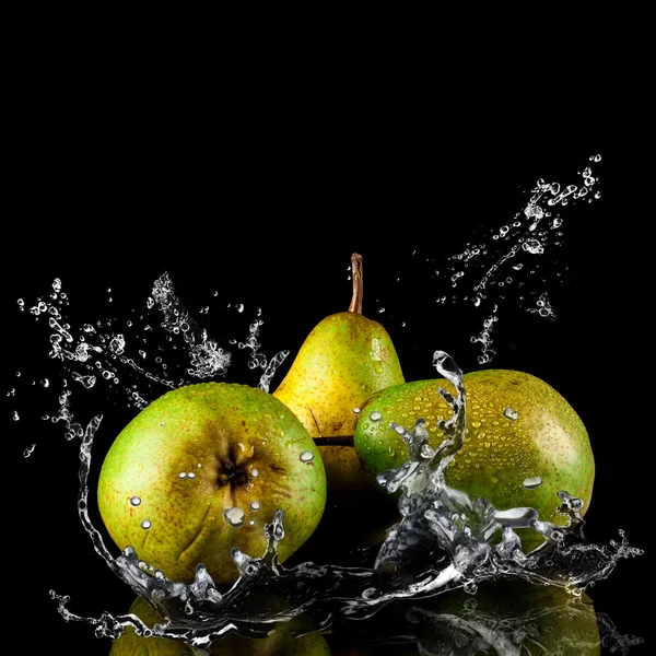 Груши фрукты и брызги воды — стоковое фото
