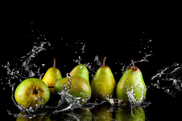 Hrušky ovoce a vody Splashing — Stock fotografie