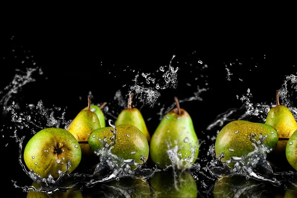 Груши фрукты и брызги воды — стоковое фото