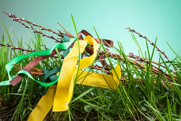 Lirios de Pascua con decoración de cinta —  Fotos de Stock