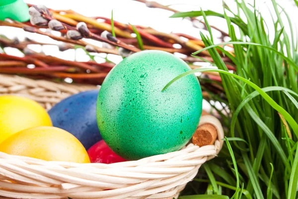 Пасхальная корзина с цветными яйцами — стоковое фото