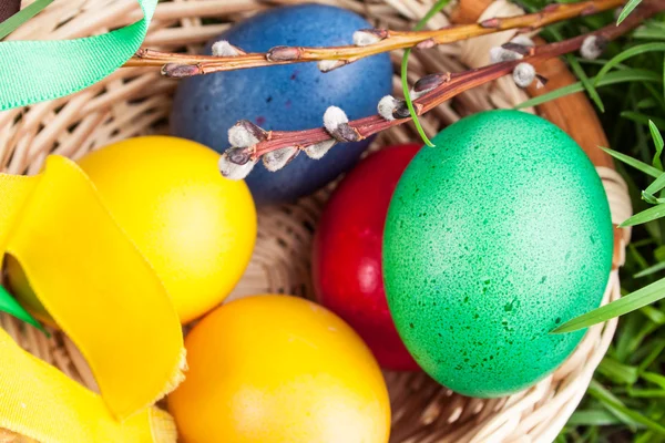 Пасхальная корзина с цветными яйцами — стоковое фото