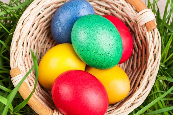 Cesta de Pascua con huevos de colores —  Fotos de Stock