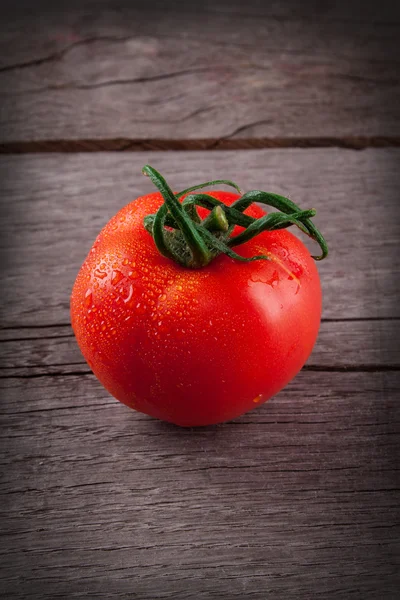 Tomates en la mesa de madera —  Fotos de Stock