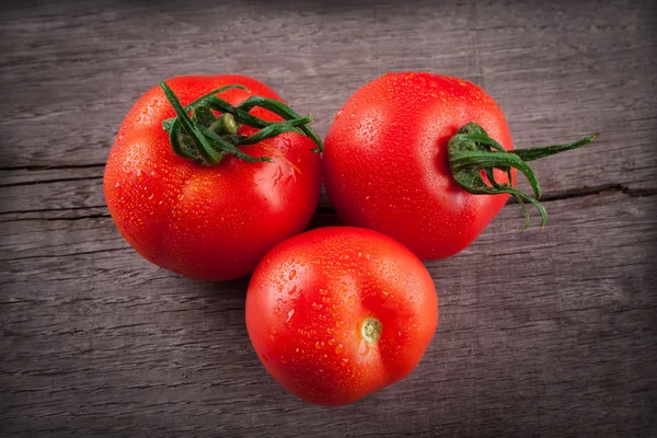 Tomates en la mesa de madera —  Fotos de Stock