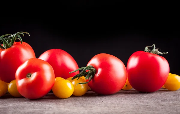 Tomates en la mesa de madera —  Fotos de Stock