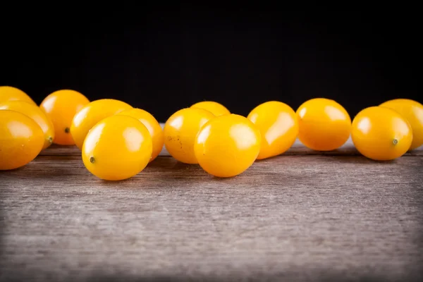 Tomaten auf dem Holztisch — Stockfoto