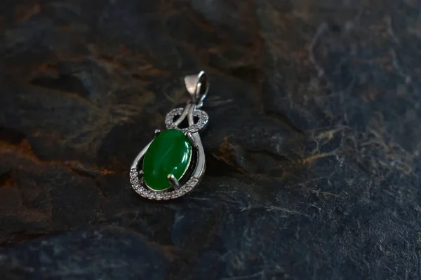 镶嵌绿色玉石的金戒指 — 图库照片