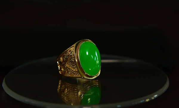 Arany Gyűrű Díszített Zöld Jáde — Stock Fotó