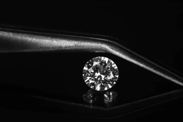 钻石作为珠宝对有品味的人来说是昂贵的奢侈品 — 图库照片