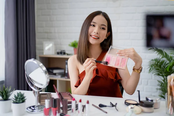 Hermoso Joven Bloguero Asiático Está Enseñando Maquillaje Con Cosméticos Habitación — Foto de Stock