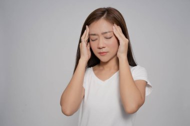 Beyaz arka planda Asyalı kadın baş ağrısı.