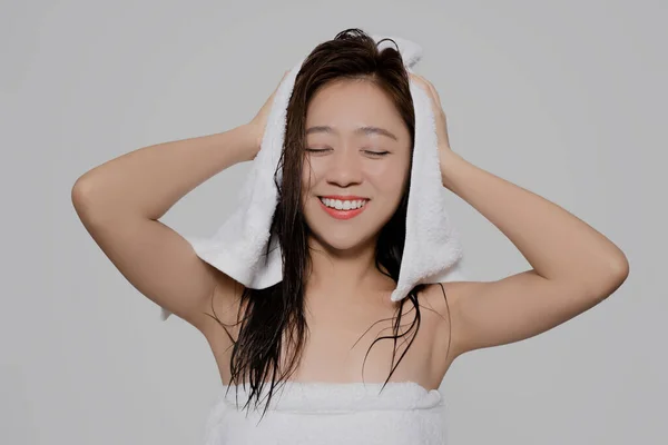 Sonriente Mujer Asiática Está Limpiando Cabello Seco Después Tomar Una — Foto de Stock