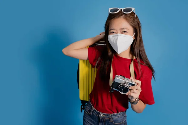 Turistas Asiáticos Usando Máscaras Protetoras Acreditam Doença Fundo Azul — Fotografia de Stock