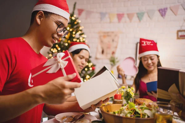 Grupo Pessoas Asiáticas Fazendo Uma Festa Ano Novo Casa Eles — Fotografia de Stock