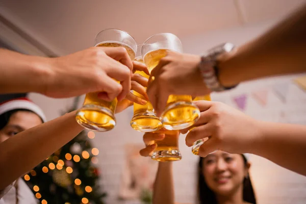 一群亚洲人在家里的一个圣诞晚会上碰杯 他们很快乐也很有趣 — 图库照片