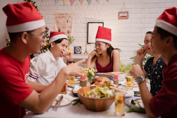 Grupo Jovens Asiáticos Sorrindo Conversando Uma Mesa Uma Festa Natal — Fotografia de Stock