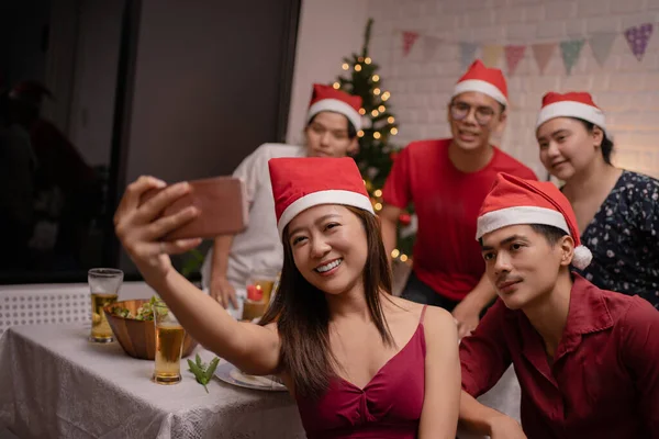 Grupo Asiáticos Estavam Tomando Uma Selfie Enquanto Comiam Uma Festa — Fotografia de Stock