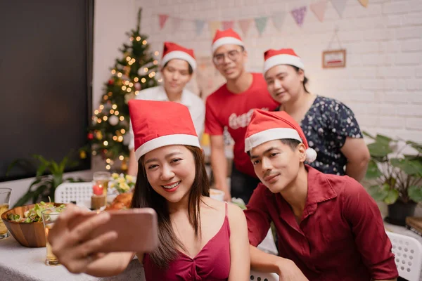 Grupo Jovens Asiáticos Tirando Fotos Uma Festa Natal Juntos Eles — Fotografia de Stock
