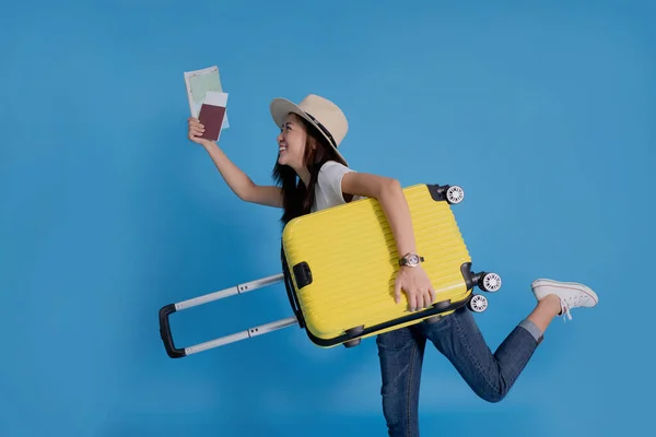 Las Mujeres Asiáticas Están Emocionadas Con Una Maleta Fondo Aislado — Foto de Stock