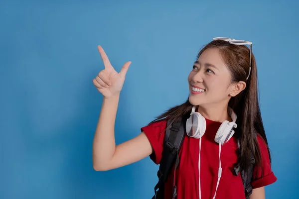 Jovem Turista Asiático Está Sorrindo Apontando Para Espaço Vazio Fundo — Fotografia de Stock