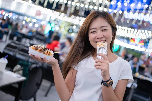 Turis Wanita Asia Yang Sedang Makan Makanan Jalanan Thailand Pada — Stok Foto