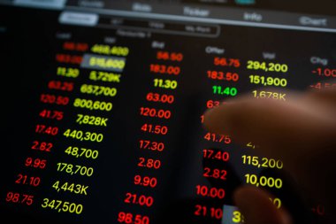 İnsanlar tabletteki borsa verilerini kontrol ediyorlar. Borsa konsepti ticareti.