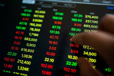 El, tabletteki numaraların ticaretini yapıyor. Borsa konsepti ticareti.