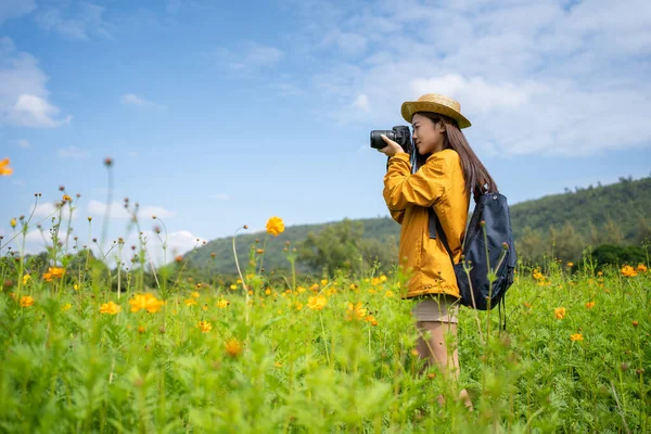 Junge Asiatische Touristinnen Fotografieren Mit Kameras Blumenfeldern — Stockfoto