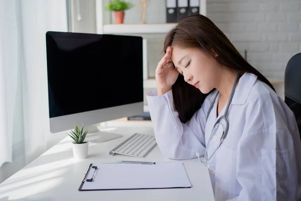Azji Kobieta Lekarz Poczuł Ból Głowy Stres Biurze — Zdjęcie stockowe