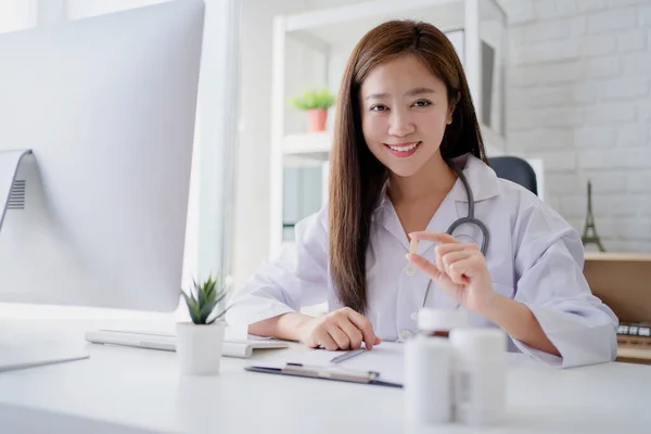 Doctora Farmacéutica Joven Sentada Escritorio Con Medicamento Mano Concepto Farmacia — Foto de Stock