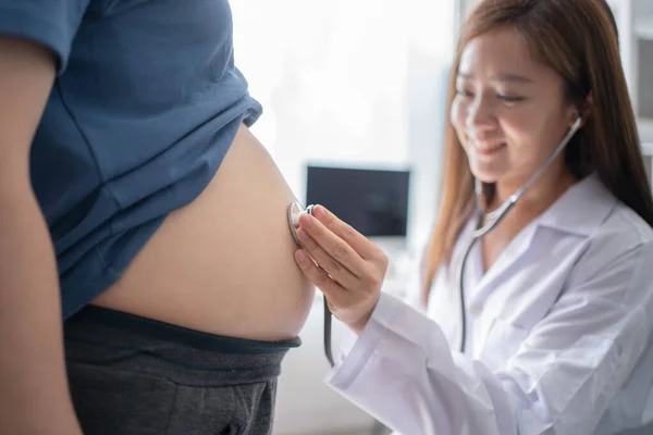 女医生用白色听诊器检查诊所里的孕妇 — 图库照片