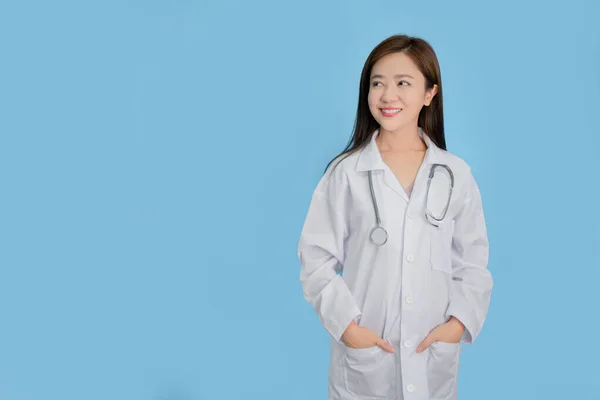 Retrato Uma Bela Médica Asiática Está Sorrindo Ela Está Isolada — Fotografia de Stock