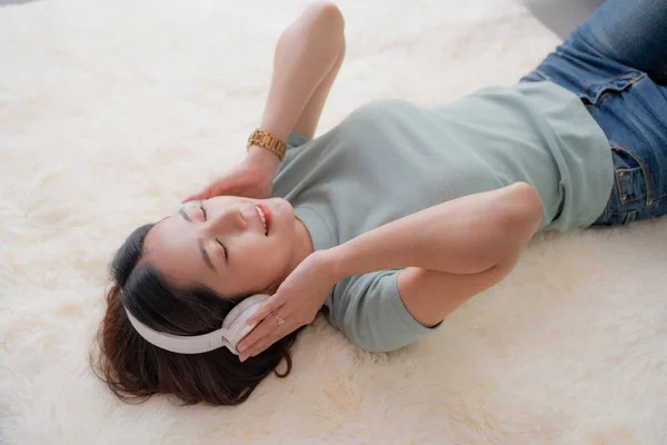 Genç Asyalı Kadın Evdeki Halıda Uyurken Mutlu Bir Şekilde Müzik — Stok fotoğraf