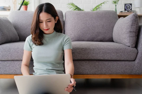 Jonge Aziatische Vrouw Zitten Werken Een Tablet Thuis — Stockfoto