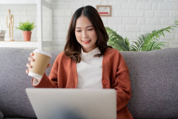 Usmívající Žena Užívá Ranní Kávu Používá Notebook Práce Sedí Doma — Stock fotografie