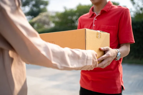 Joven Mujer Asiática Tomando Una Caja Del Cartero Puerta — Foto de Stock