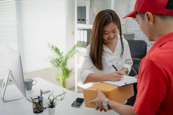 Mujer Negocios Consigue Caja Del Parto Domicilio Ella Está Usando — Foto de Stock