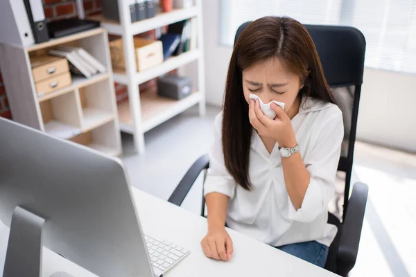 Mujer Asiática Estornuda Está Descansando Trabajando Casa — Foto de Stock