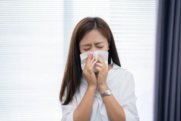 Mujer Asiática Estornuda Casa Usa Pañuelo Para Cubrirse Boca — Foto de Stock