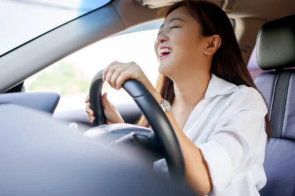 Mujer Asiática Conduciendo Vacaciones Ella Estaba Sonriendo Feliz —  Fotos de Stock