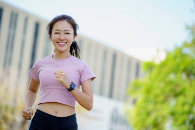 Koşan kadınlar şehir yolunda koşuyor..