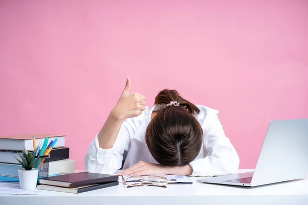 Mujer Siente Cansada Después Del Trabajo Sobre Fondo Rosa Ella — Foto de Stock