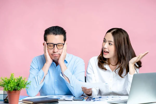 Adamın başı dertteydi, kendini kötü hissediyordu ve bayan meslektaşı da üzgündü ve hazırladığı proje hakkında ona bağırdı. Pembe arkaplan stüdyosunda izole edildi.