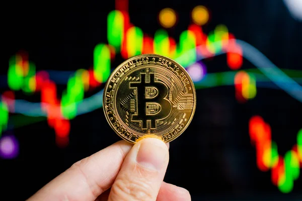 Primer Plano Una Mano Sosteniendo Bitcoin Con Gráfico Pantalla Del — Foto de Stock