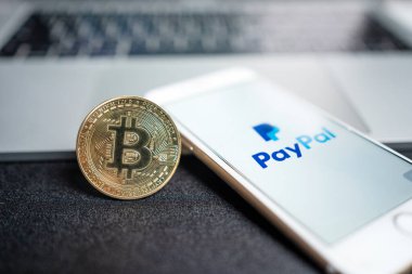 Ekran akıllı telefonunda bitcoin kripto para birimi olan PayPal logosu.